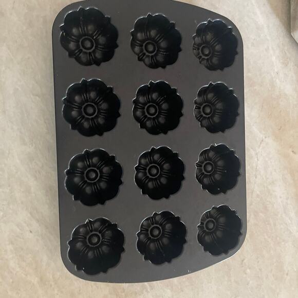 Nordic Ware mini Bundt pan - Picture 5 of 5